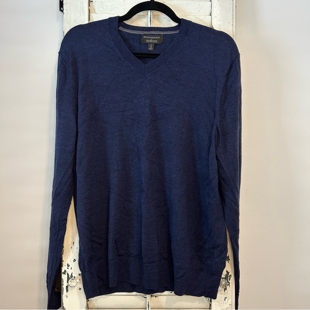 100% merino wool Banana Republic V neck sweater size L navy blue